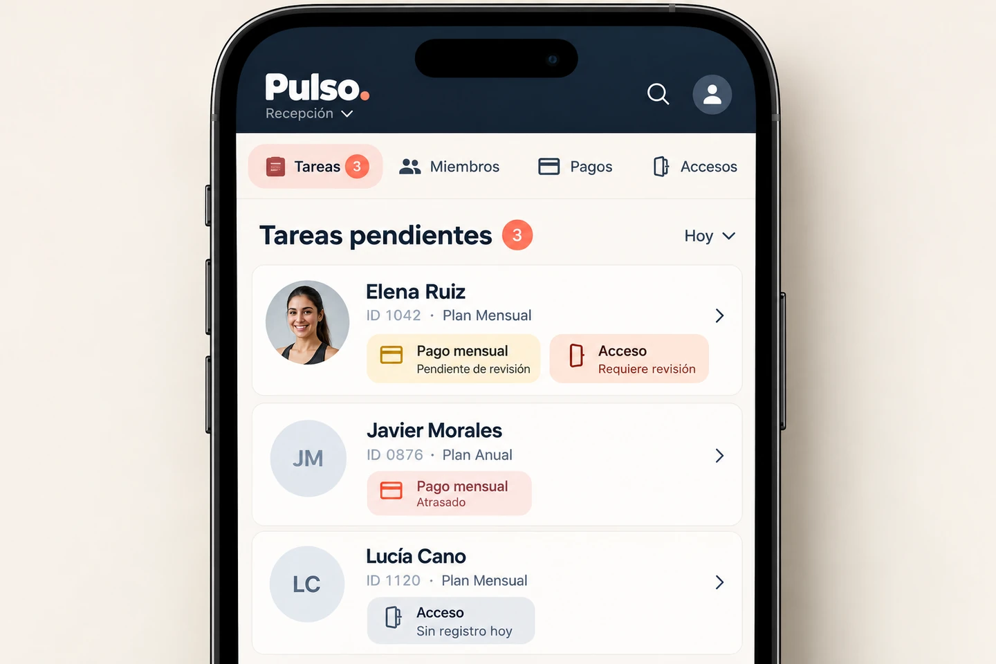 Vista móvil de tareas pendientes de Pulso con motivos de revisión.